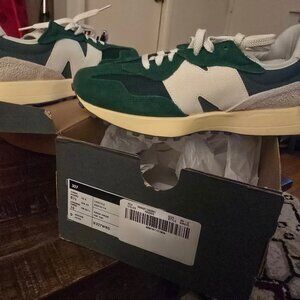 BNIB  New Balance 327  MARSH GREEN NEW SPRICE   UNISEX  10 wms 8.5 mns